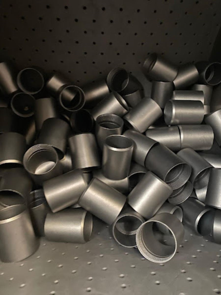 <p>Tambur kumlama, metal, plastik veya diğer sert malzemelerden üretilen küçük parçaların yüzey temizliği ve işlenmesi için kullanılan bir yüzey işleme yöntemidir. Tambur şeklindeki bir hazne içerisinde parçalar dönerken, basınçlı hava ile püskürtülen aşındırıcı malzemeler, yüzeydeki pas, kir, çapak veya kalıntıları temizler. Bu yöntem, otomasyon avantajı sayesinde birçok sektörde tercih edilmektedir.</p><p><b>Tambur Kumlama Nasıl Çalışır?</b><br></p><p>Tambur kumlama işleminde, parçalar tambur adı verilen dönen bir hazneye yerleştirilir. Kumlama sırasında parçalar dönerken sürekli hareket eder ve aşındırıcı malzeme her açıdan yüzeye eşit şekilde uygulanır. Bu, temizleme ve pürüzsüzleştirme işleminin homojen olmasını sağlar.</p><p><b>Avantajları Nelerdir?</b><br></p><ul><li>Homojen Temizlik: Tüm yüzeylerin eşit şekilde işlenmesini sağlar.</li><li>Zaman ve İş Gücü Tasarrufu: Otomatik çalışma sayesinde manuel işleme gerek kalmaz.</li><li>Kompakt Parçalar için İdeal: Küçük ve karmaşık şekilli parçaların işlenmesinde etkilidir.</li><li>Maliyet Etkinliği: Seri üretim için uygundur, birden fazla parçayı aynı anda işleyebilir.</li></ul><p><b>Kullanım Alanları</b></p><p>Tambur kumlama, otomotiv, savunma sanayii, beyaz eşya ve makine üretimi gibi sektörlerde yaygın olarak kullanılır. Özellikle vida, somun, dişli, rulman gibi küçük metal parçaların yüzey temizliği ve çapak alma işlemlerinde tercih edilir.</p><p><br></p><p>Tambur kumlama, küçük parçaların etkili bir şekilde temizlenmesi ve hazırlanması için hem pratik hem de ekonomik bir çözümdür. Seri üretim yapan işletmeler için ideal bir yüzey işleme yöntemidir.</p>